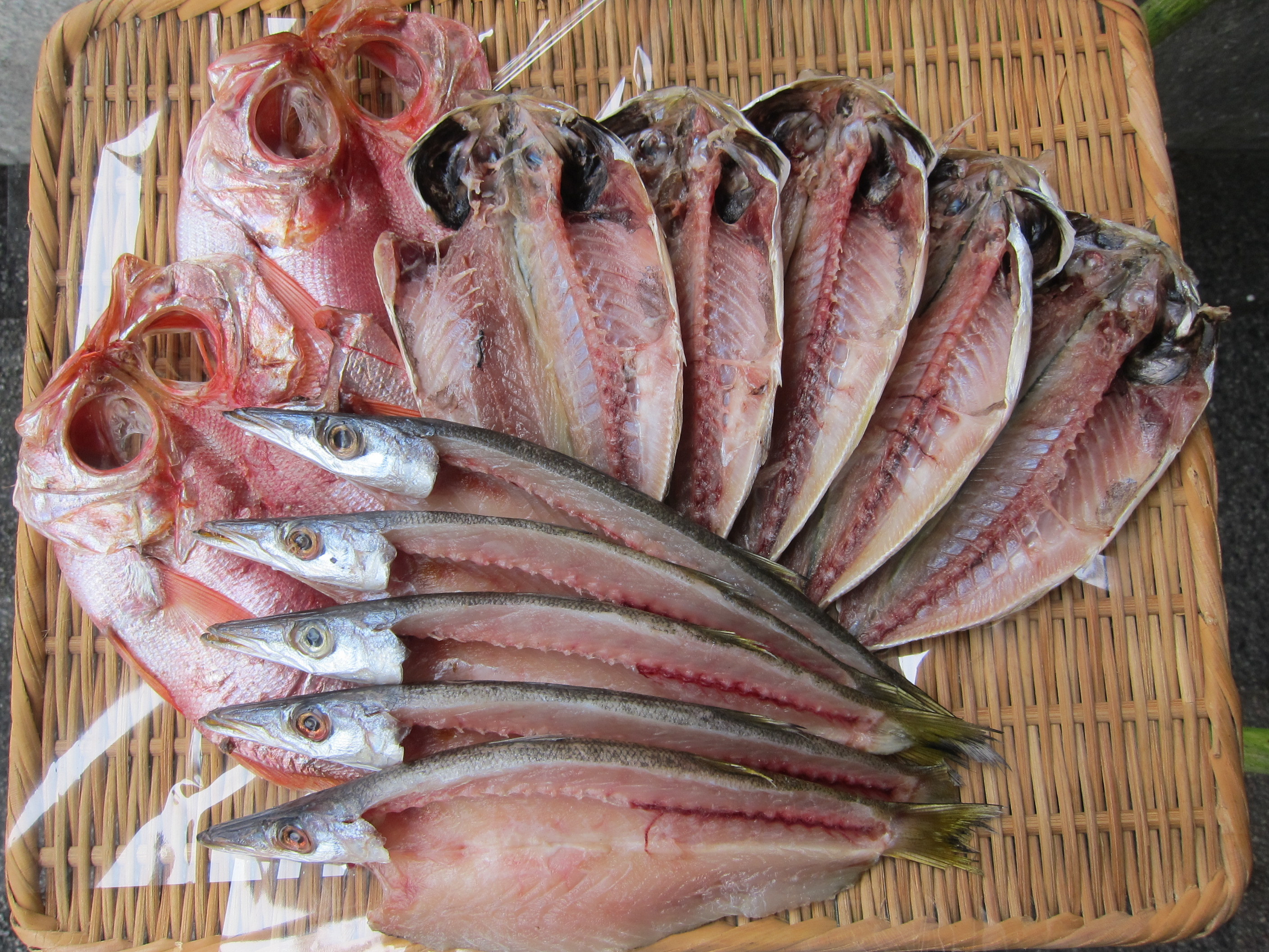 小田原ひもの詰合せ s45【惣菜 魚 干物 ひもの お取り寄せ 御中元 お中元 お歳暮 父の日 母の日 贈り物 家庭用 自宅用 贈答品 贈答用 ギフト 定番 朝食 朝ごはん 国産 中あじ、中かます、中金目鯛  神奈川県 小田原市 】