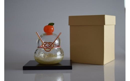 ガラスの鏡餅(黒台付き）銀箔使用＜Mサイズ＞【鏡餅 吹きガラス工房 ガラス お正月 鏡餅約10m×約8cm 黒台12cm×9cm ハンドメイド 職人手作り 工芸品 伝統工房で作成 老舗ガラス工房 神奈川県 小田原市 】