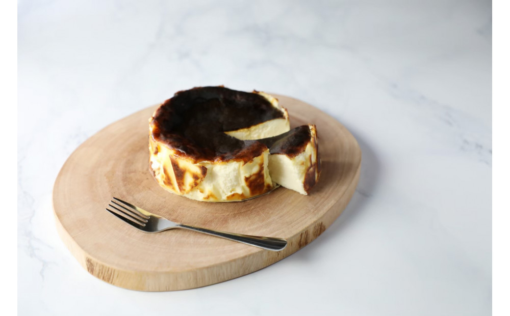 箱根発！なめらか濃厚バスクチーズケーキ 箱根チーズテラス・カプチ 【プレーン・ホール】