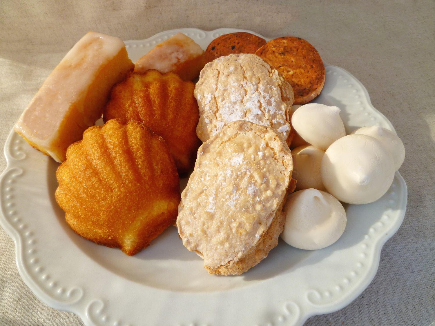 小田原焼き菓子ギフト箱【ギフト 贈答用 プレゼント 贈り物 レモンダックワーズ ウィークエンドシトロン はちみつマドレーヌ レモンメレンゲ 紅茶クッキー　小田原ギフト マドレーヌ ダックワーズ 神奈川県 小田原市 】