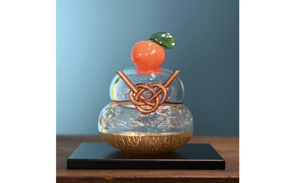 ガラスの鏡餅(黒台付き）銀箔使用＜Lサイズ＞【鏡餅 吹きガラス工房 ガラス お正月 鏡餅約13cm×約10cm 黒台15cm×12cm ハンドメイド 職人手作り 工芸品 伝統工房で作成 老舗ガラス工房 神奈川県 小田原市 】