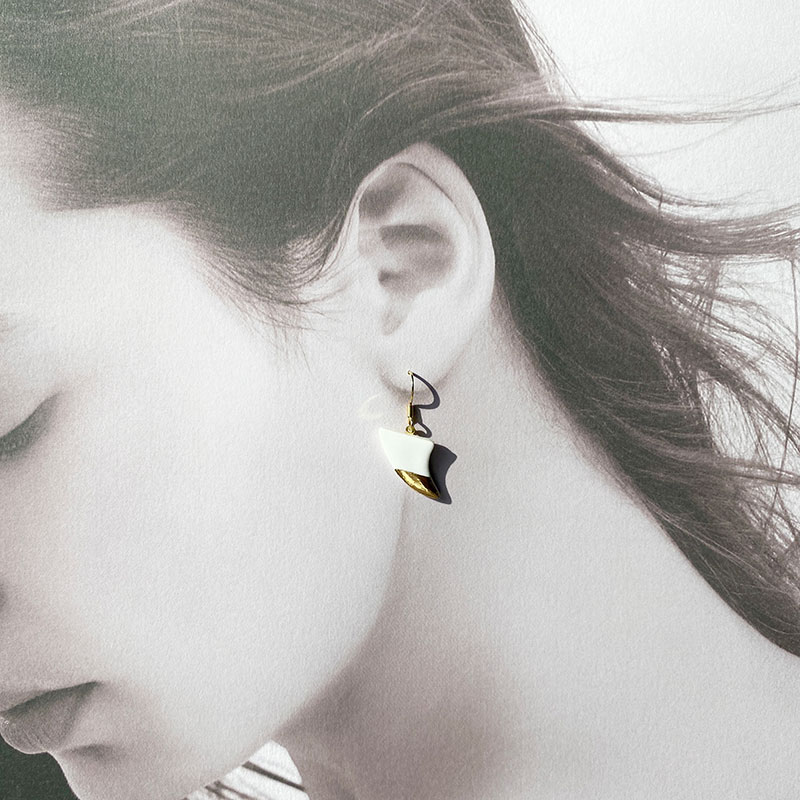 茅ヶ崎市 湘南 陶磁器 ピアス 上品 かわいい レディース ギフト プレゼント 誕生日 母の日 お祝い サマーギフト ゴールド 金 アート アクセサリー Artopus.SHONAN ピアス フィン ホワイト