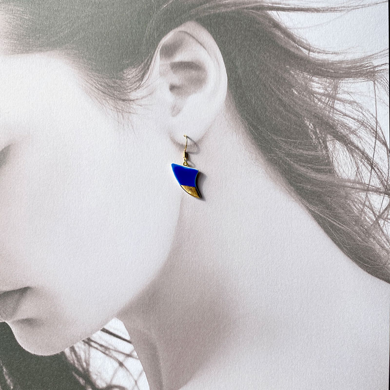 茅ヶ崎市 湘南 陶磁器 ピアス 上品 かわいい レディース ギフト プレゼント 誕生日 母の日 お祝い サマーギフト ゴールド 金 アート アクセサリー Artopus.SHONAN ピアス フィン ディープブルー