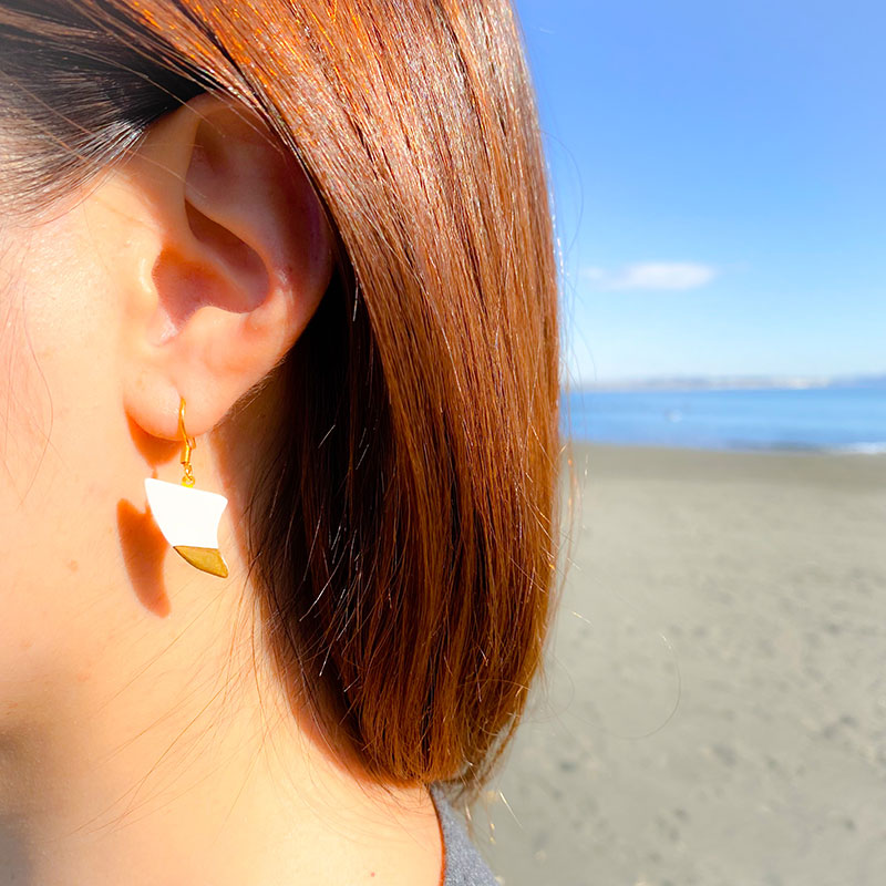 茅ヶ崎市 湘南 陶磁器 ピアス 上品 かわいい レディース ギフト プレゼント 誕生日 母の日 お祝い サマーギフト ゴールド 金 アート アクセサリー Artopus.SHONAN ピアス フィン ブルー