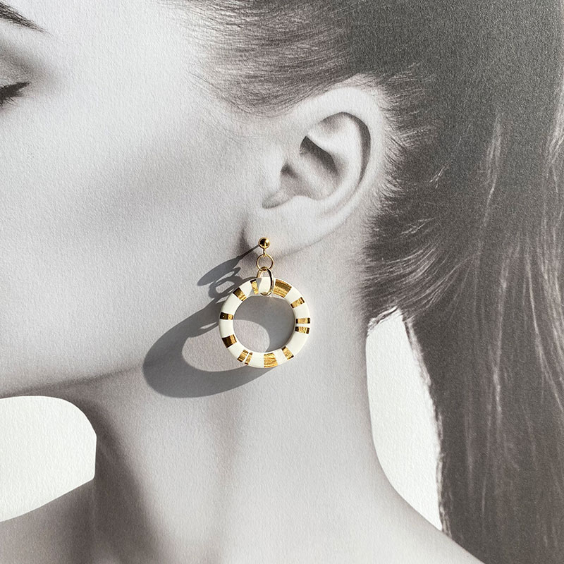 茅ヶ崎市 湘南 陶磁器 ピアス 上品 かわいい レディース ギフト プレゼント 誕生日 母の日 お祝い サマーギフト ゴールド 金 アート アクセサリー Artopus.SHONAN ピアス 日の輪 ホワイト