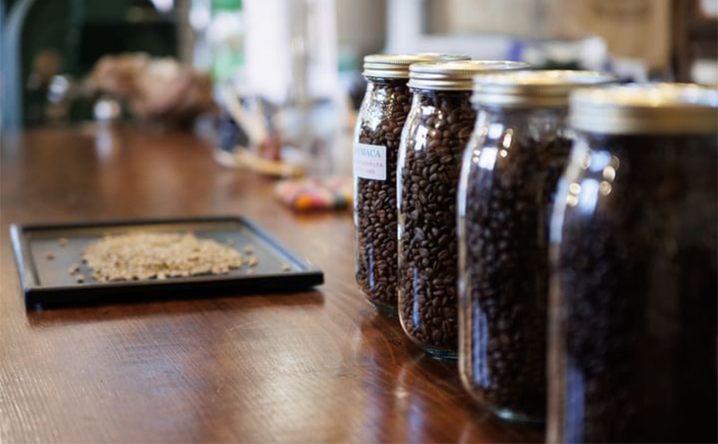 【3ヵ月定期便】丁寧にハンドピックされたこだわりのコーヒー豆100g×3種類(中深～深煎り)【粉】  珈琲 コーヒー豆 珈琲豆 豆 焙煎 自家焙煎 セット