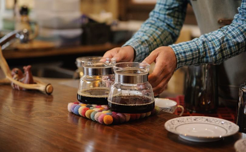 【3ヵ月定期便】丁寧にハンドピックされたこだわりのコーヒー豆100g×3種類(中深～深煎り)【豆】  珈琲 コーヒー豆 珈琲豆 豆 焙煎 自家焙煎 セット