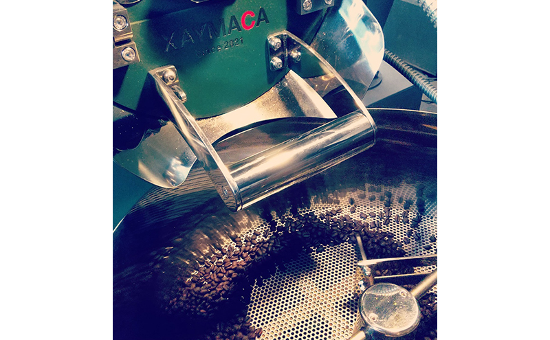 【3ヵ月定期便】丁寧にハンドピックされたこだわりのコーヒー豆100g×3種類(中深～深煎り)【豆】  珈琲 コーヒー豆 珈琲豆 豆 焙煎 自家焙煎 セット