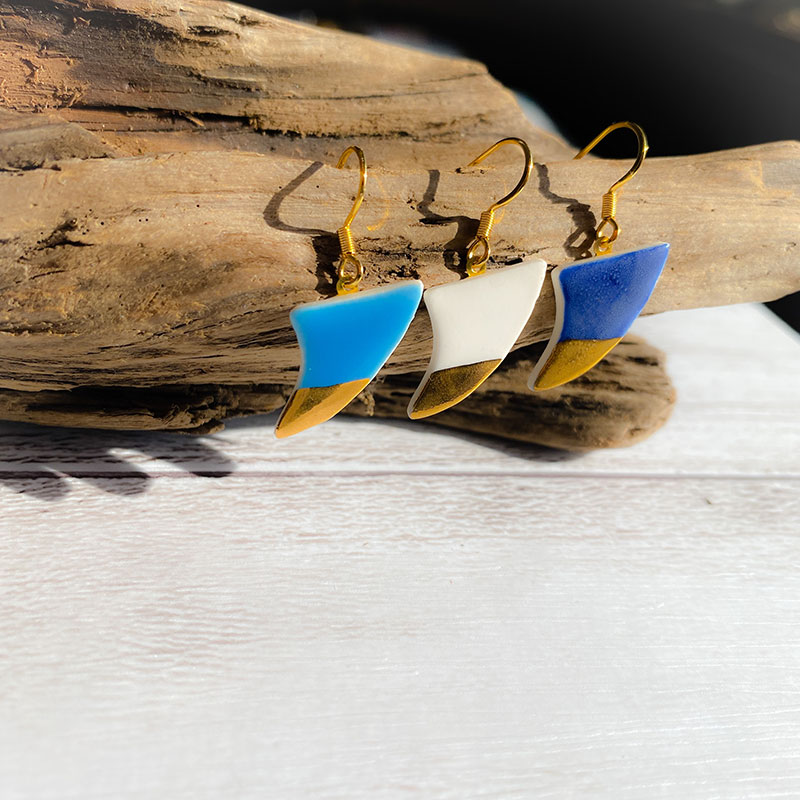 茅ヶ崎市 湘南 陶磁器 ピアス 上品 かわいい レディース ギフト プレゼント 誕生日 母の日 お祝い サマーギフト ゴールド 金 アート アクセサリー Artopus.SHONAN ピアス フィン ブルー