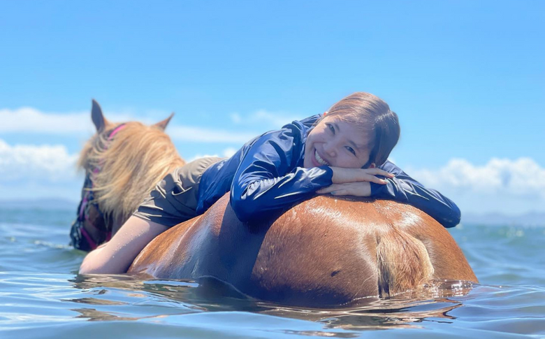 B110-002 乗るだけの乗馬から、馬と一緒に楽しむ乗馬へ 三浦の海で馬と一緒に海水浴～海馬：うみうま90分～