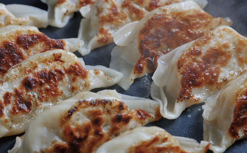 秦野産門倉ポーク使用★無添加！自然流餃子 18個入 / 無添加 餃子 ぎょうざ 冷凍 国産 おかず 食品 プロの味 こだわり食材 焼くだけ 餃子 冷凍 ぎょうざ 門倉ポーク 国産野菜 食べ方色々 こだわり食材 プロの味 おかず 焼くだけ はだの餃子 門倉ポーク 秦野産 ジューシー 手作り 冷凍食品 餃子 お取り寄せ 食品ギフト お土産 秦野 神奈川 簡単調理