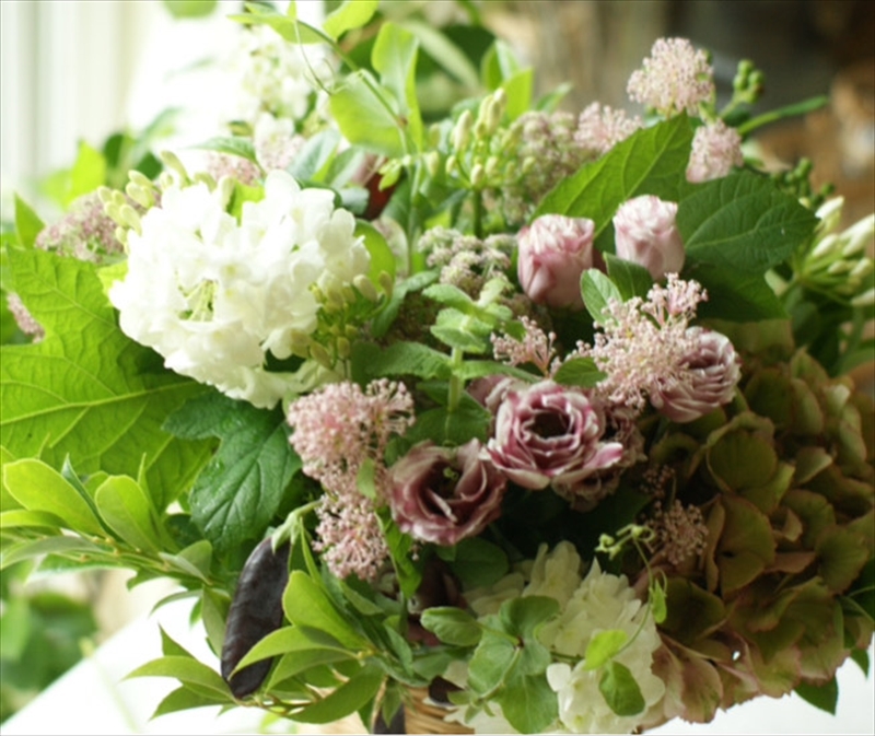 【ブーケ定期便】＜4ヶ月連続で毎月お届け（全4回プラン）＞ 旬のお花と 季節のグリーン、実物や枝物等を合わせてご用意いたします。 花色はお任せいただきます。【 花束 ブーケ 神奈川県 大磯町 】