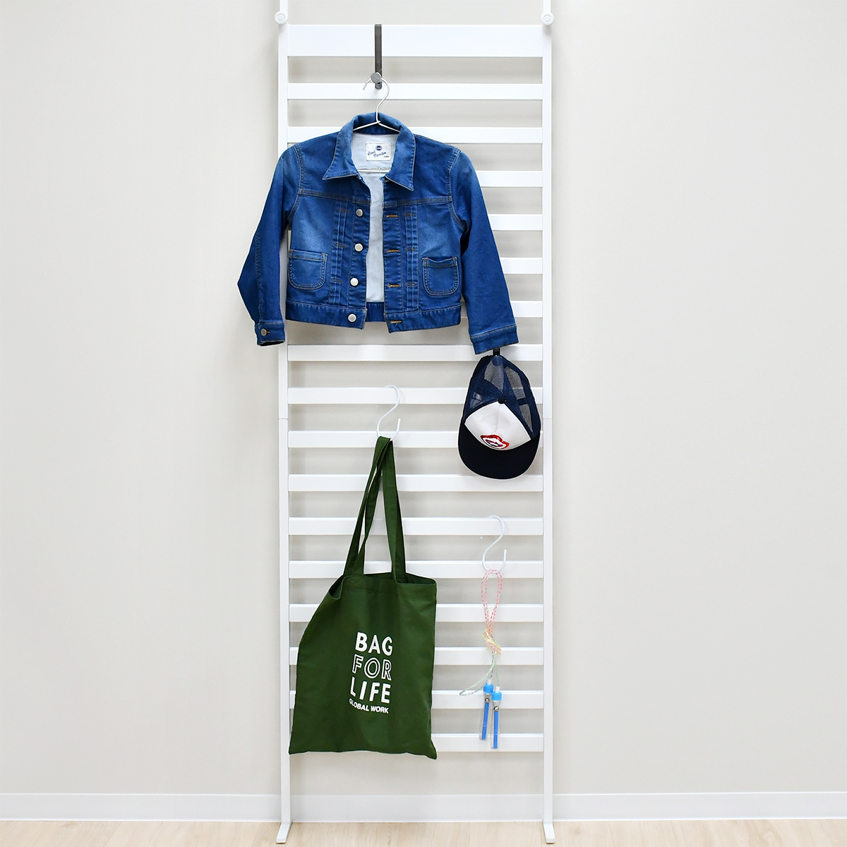 簡単つっぱりラダーラック 幅60cm（ホワイト）｜ 2379WH 足立製作所 ウォールラック 壁面収納 省スペース 有効活用 つっぱり 引っ掛け整理整頓 子供部屋 お片付けラック 新潟