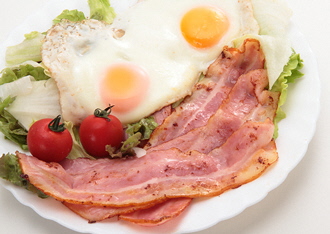 越後ハム特選 ハム・ベーコン・ウインナーギフトセット 計900g 指定日可 肉 加工品 ハム ベーコン ウインナー ギフト セット 越後ハム 贈答 新潟県産 指定日 のし 熨斗 越後ハム 新潟県 新発田市 J06