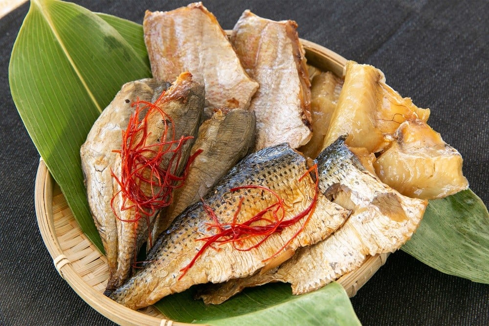 新潟県村上市笹川流れで水揚げ　骨まで食べられる！旬の魚の干物6点セット（店長おまかせ）1057002