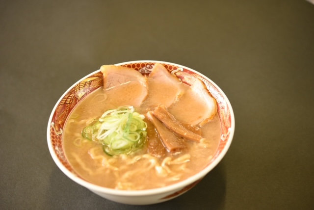 新潟県妙高市オーモリの冷凍豚骨醤油ラーメン×コシヒカリチャーハン各2人前セット