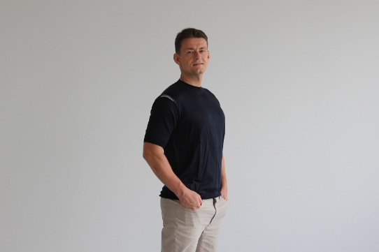 究極の贅沢シルク100%洗えるメンズ半袖Vガゼットデザインクルーネックニットウェア ネイビーMサイズ メンズ 新潟県 五泉市 有限会社アスリート