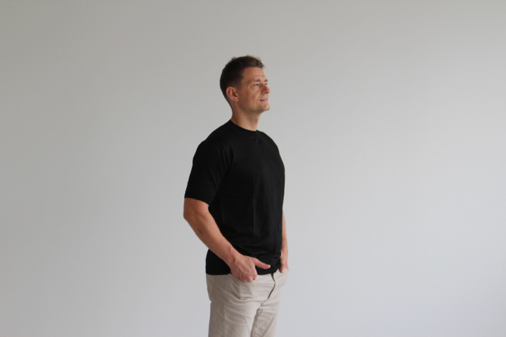 究極の贅沢シルク100%洗えるメンズ半袖Vガゼットクルーネックニットウェア ブラックMサイズ メンズ 新潟県 五泉市 有限会社アスリート