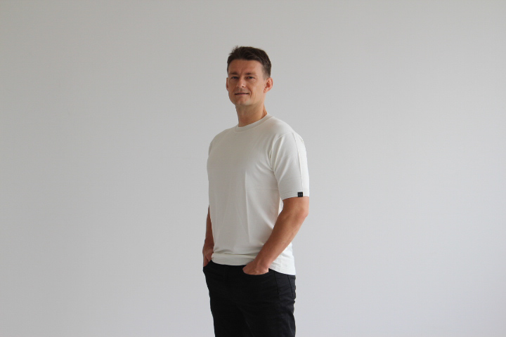 究極の贅沢シルク100%洗えるメンズ半袖Vガゼットクルーネックニットウェア ホワイトLサイズ メンズ 新潟県 五泉市 有限会社アスリート