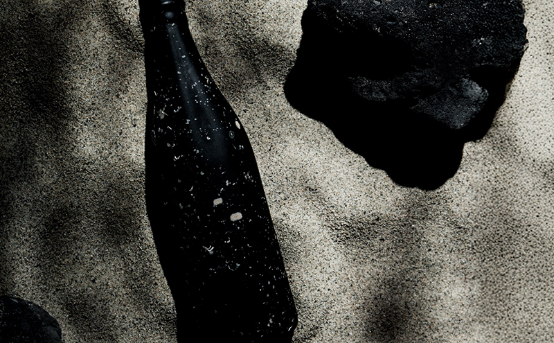 【ふるさと納税】【限定醸造】日本海の荒波が育んだ 海底熟成日本酒「濤〈TOU〉 01」（720ml）お酒 16度 希少品 限定 新潟 上越 ギフト 贈答 化粧箱入り 送料無料 シリアルあり 【チタン製おちょこ付】