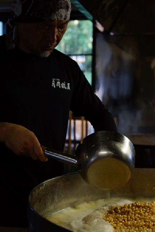 月岡糀屋 完全自家製味噌 十割糀味噌 700g×2個入り 国産大豆 国産塩 自家製米糀 こうじ 生味噌 みそ ミソ 味噌汁 非加熱熟成 辛口味噌 田舎味噌 3B02007