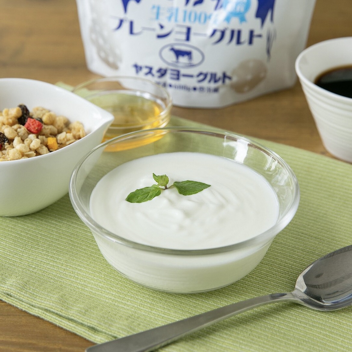 【3ヶ月定期便】ヤスダヨーグルト 食べるヨーグルト アレンジ名人セットA プレーンヨーグルト 600g×4個×3回 パウチ 無添加 搾りたて 生乳100％ こだわり生乳 新鮮 濃厚 モンドセレクション ヨーグルト 1B78019