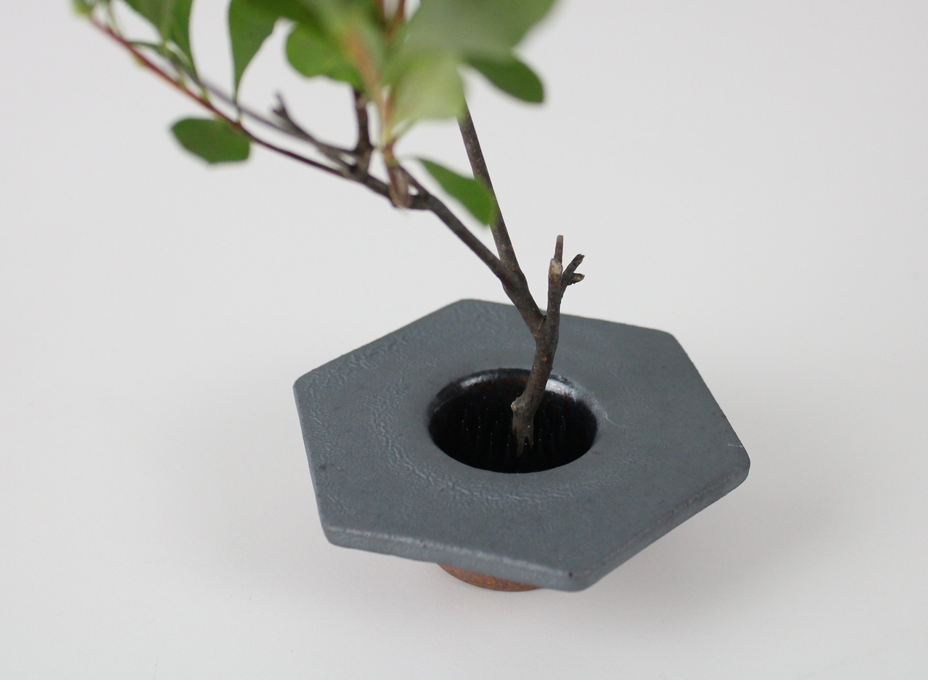 【安田瓦】 MYK KENZAN-aya／takaku 剣山-彩 瓦花器 丸三安田瓦工業 花器 剣山 花瓶 生け花 いけばな 生花 花 アレンジメント 華道 フラワーベース 陶器 インテリア ブランド 伝統 新潟県 阿賀野市 1M24012