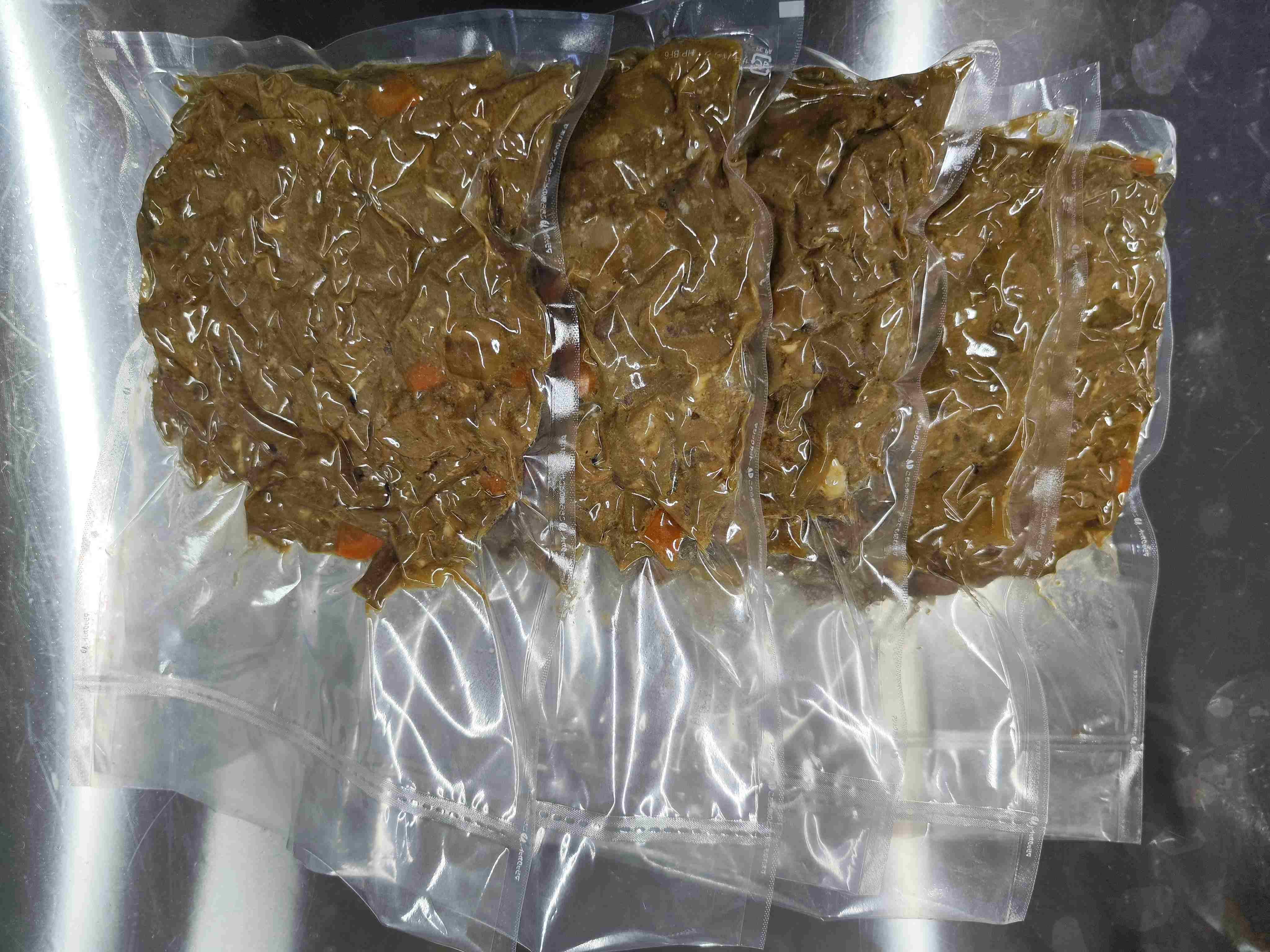 新潟県 南魚沼市 和豚もちぶた味噌もつ煮 魚沼産コシヒカリ生塩糀入り 1kg × 5パック こだわり もちぶた 冷凍 国産 もつ 塩糀 国産味噌 惣菜 おつまみ 晩酌 お取り寄せ グルメ 大和 送料無料