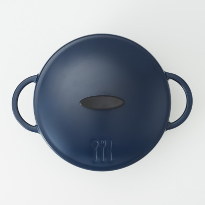栗原はるみ うまみ鍋 22cm(ネイビー) ガス・IH対応 炊飯も可 焦げ付きにくい 新潟県 弥彦村【1122162】