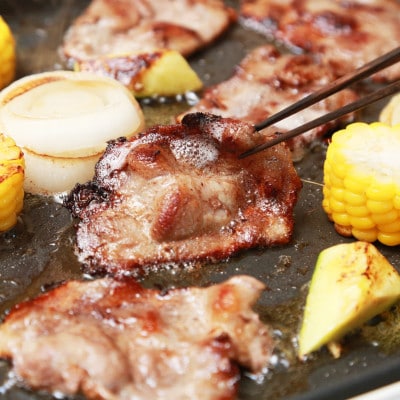 やわらかで肉厚 越後もち豚肩ロース 焼肉用900g【配送不可地域：離島】【1644005】