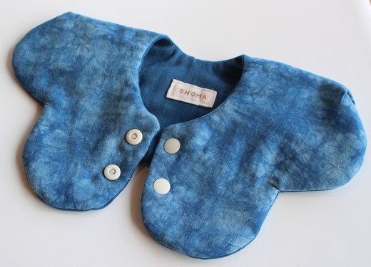 【名入れ】ハレの日スタイ両面魚津藍染めリバーシブル・巾着セット ｜ ギフト 喜ばれるプレゼント 赤ちゃんにもピッタリ ふんわり 肌にやさしい ダブルガーゼ ハンドメイド ※北海道・沖縄・離島への配送不可