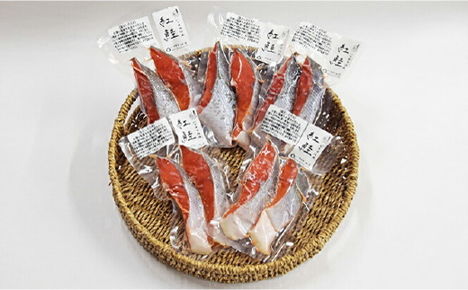 【6か月定期便】伝承の紅鮭 10切 ｜ 切り身 魚 ムニエル フライ お弁当 ハマオカ海の幸 定期便 魚貝類 肉厚 食べごたえ 塩鮭 塩紅鮭 鮭の切り身 おかず ご飯のお供 おにぎりの具 朝食 ※北海道・沖縄・離島への配送不可