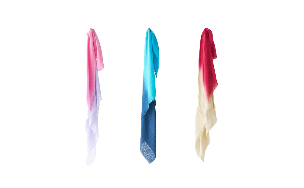 朝焼け「城端絹」でふんわりと織りあげた肌触りのやさしいストール