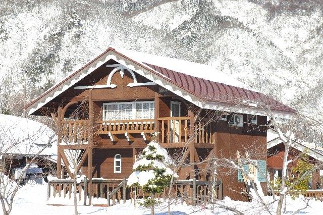 平日限定コテージ宿泊（4人棟）とスキー場1日券のセットプラン