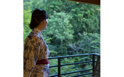 山中温泉 かよう亭 石川県産ずわい蟹 1杯付 ペア宿泊券 夕・朝食付 2名 ペア 食事付き ずわいがに ズワイガニ 蟹 かに カニ 夕食 朝食 温泉 宿泊券 旅行 トラベル 宿泊 宿泊施設 宿 レジャー F6P-2951