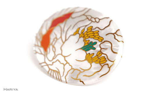 白牡丹蒔絵 白蝶貝ブローチ 桐箱付き 蒔絵 漆 白蝶貝 白牡丹 牡丹