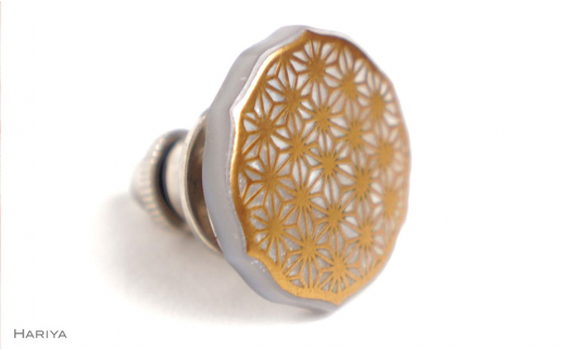 麻葉蒔絵 白蝶貝ピンブローチ 桐箱付き 蒔絵 漆 白蝶貝 麻の葉文様 麻葉 ハンドメイド ピンブローチ アクセサリー ギフト 伝統工芸 工芸品 国産 日本製 復興 震災 コロナ 能登半島地震復興支援 北陸新幹線 F6P-1552