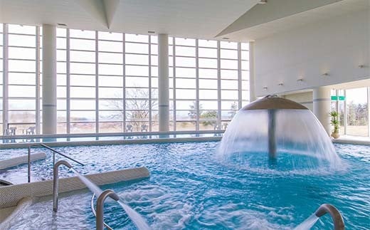 石川県加賀市 ふるさと納税返礼品 ホテルアローレ宿泊＆片山津ゴルフ倶楽部ご利用パック スタンダードツイン土日1泊2日（4名様分）旅行 トラベル 宿泊券 旅行券 トラベル F6P-2898