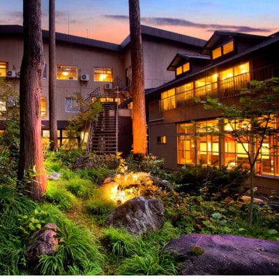 自然派な料理旅館【一里野高原ホテルろあん】1泊2食いろり炭火膳基本プランペア宿泊券【1149505】