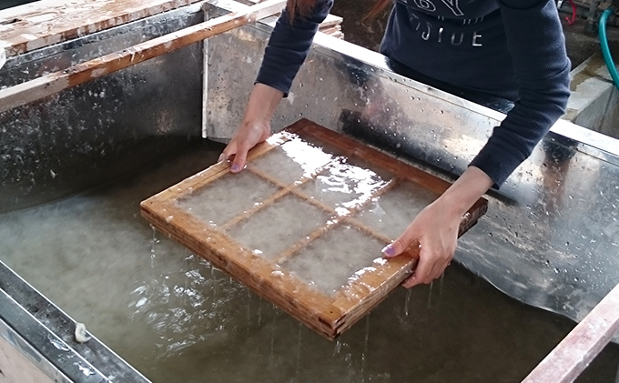 手漉和紙体験（おみやげ付） 体験チケット 体験型 ハガキ 色紙 短冊 和紙のおみやげ付 伝統 観光 旅行 日帰りお出かけ 体験施設 体験教室 学び 女子旅 大人 休日 作る 造る 制作