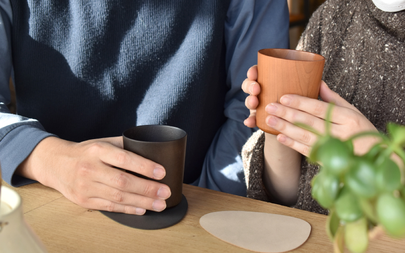 【Hacoa】食卓に温もりを添える天然木チェリーのコップ ダークブラウン「Wooden Cup」