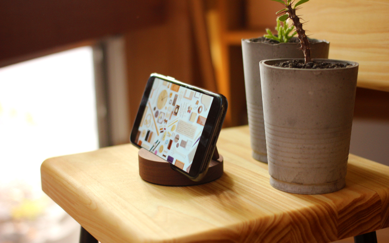 【Hacoa】汎用性高い木製スマートフォンスタンド ウォールナット 「Smartphone Stand」