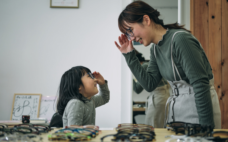 気分はめがね職人！お子さまのめがね作り体験