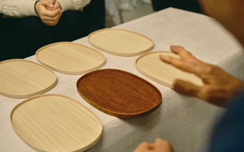 伝統工芸・越前漆器の職人から学ぶ　木製トレーの拭き漆体験