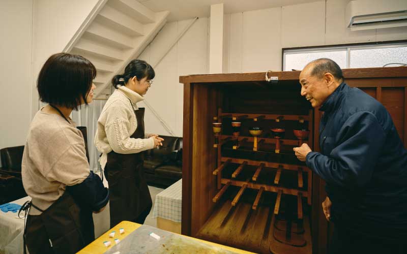 伝統工芸・越前漆器の職人から学ぶ　木製トレーの拭き漆体験