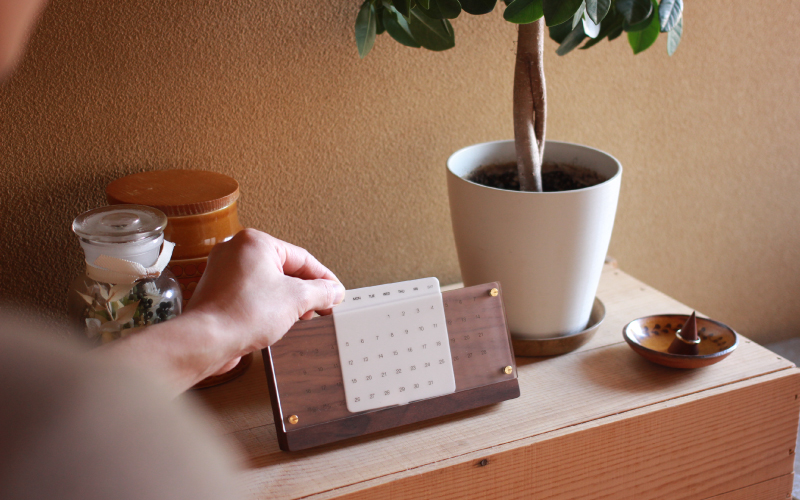 【Hacoa】木の経年変化を楽しむ卓上万年カレンダー チェリー 「Desk Calendar Eternal」