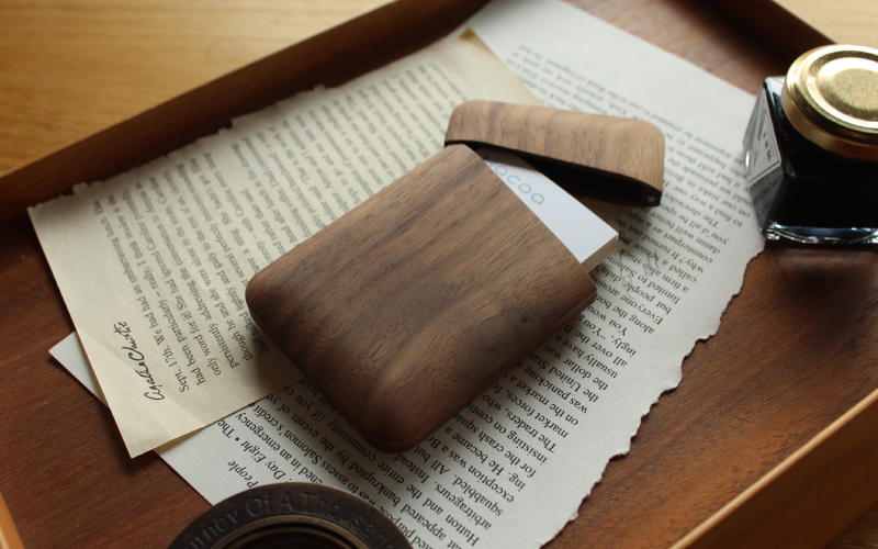 【Hacoa】おしゃれで美しいデザインの木製名刺入れ ウォールナット「Card Case Gentle」