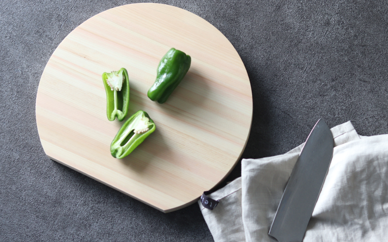 福井県産のヒノキを使った丸いまな板『teine』D型