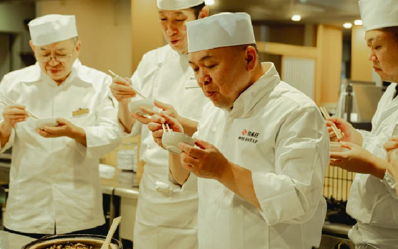 福井ブランド「福地鶏」究極の炊き込みご飯の素 1箱 600g 【あわら温泉 料理長開発】＜水を足さずにそのまま炊ける！絶品！＞ [aw036-a007]
