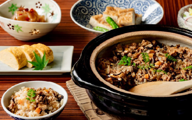 福井ブランド「福地鶏」究極の炊き込みご飯の素 1箱 600g 【あわら温泉 料理長開発】＜水を足さずにそのまま炊ける！絶品！＞ [aw036-a007]